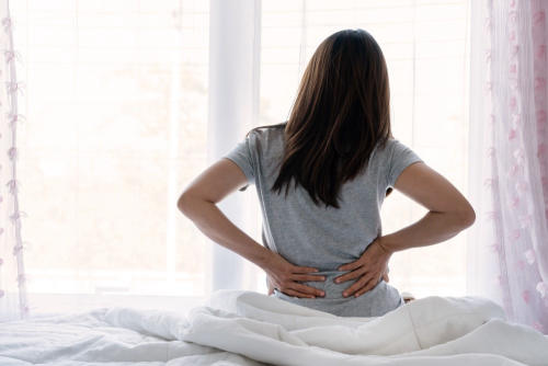 Thoát vị đĩa đệm làm tình trạng đau lưng dưới và bụng dưới thêm nghiêm trọng